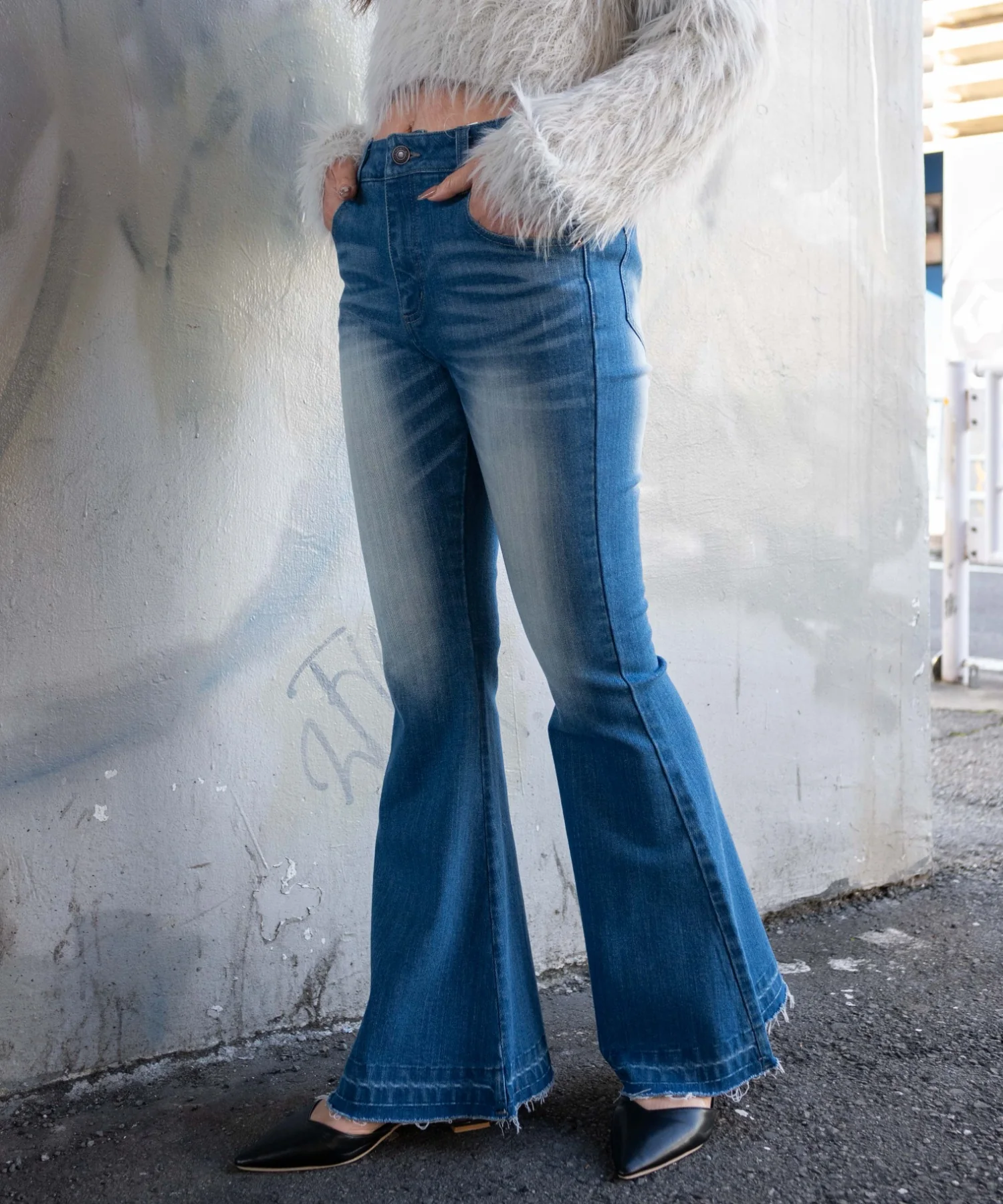 ローライズスーパーフレアデニムパンツ - Image 15